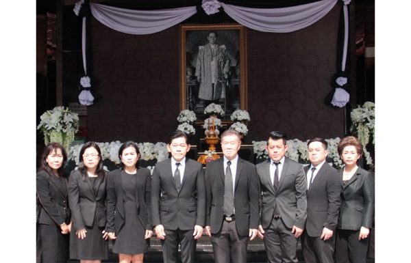 เมเจอร์ ซีนีเพล็กซ์ กรุ้ป นำคณะผู้บริหารและพนักงานบริษัทในเครือถวายความอาลัยพระบาทสมเด็จพระปรมินทรมหาภูมิพลอดุลยเดช