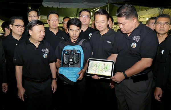 สำนักงาน กสทช. ร่วมกับโอเปอเรเตอร์มือถือทั้ง 5 ค่าย แจกบัตรเติมเงินมูลค่า 50 บาทจำนวน 20,000 ใบให้กับประชาชนที่เดินทางไปร่วมถวายบังคมพระบรมศพ