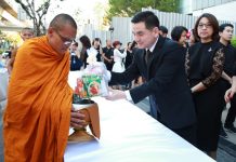 เอไอเอส ร่วมกับกลุ่มอินทัช และชาวพหลโยธิน ทำบุญตักบาตร ในพิธีบำเพ็ญกุศลครบ 100 วัน อุทิศถวายพระราชกุศลแด่พระบรมศพพระบาทสมเด็จพระปรมินทรมหาภูมิพลอดุลยเดช