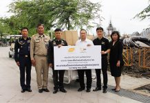 กลุ่มบริษัท ดีที ร่วมกับมูลนิธิพุทธรักษา บริจาคเสื้อกันฝนและร่ม ให้ประชาชนที่เดินทางมาสักการะพระบรมศพฯ