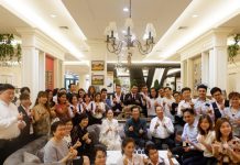 ผู้บริหาร ชิค รีพับบลิค ยิ้มปลื้ม