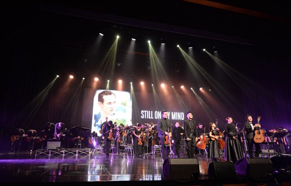 เบิร์ด เอกชัย นำทีมศิลปินขึ้นคอนเสิร์ต “Still On My Mind” The Acoustic night (Tribute to the great king) Presented by Thai Beverage ค่ำคืนที่บทเพลงพระราชนิพนธ์จะอยู่ในใจเราตลอดไป