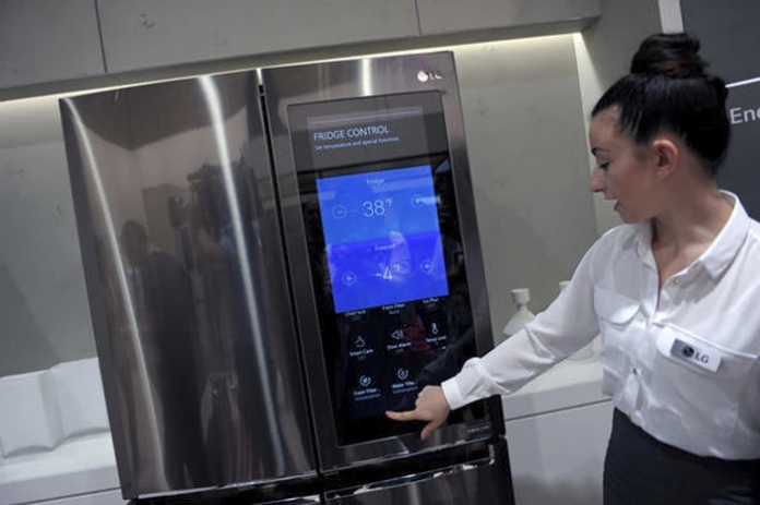 ตู้เย็นอัจฉริยะจากแอลจีที่เคยนำมาจัดแสดงในงาน IFA 2016 ภาพจากรอยเตอร์