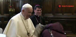 ไวรัลร้อนคนแห่ดู “โป๊ปฟรานซิสชักหัตถ์หนีจูบ” ไม่ถึง 24 ชั่วโมงยอดชมทะลุเกิน 9 ล้านครั้ง