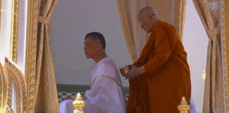 สมเด็จพระเจ้าอยู่หัว ทรงภูษาเศวตพัสตร์ รับน้ำสรงพระมุรธาภิเษก