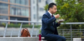 “มนุษย์เงินเดือน” ในญี่ปุ่นเข้าสู่ภาวะ “รัดเข็มขัด” ลดค่าอาหารกลางวัน ลดการดื่ม และ พกขวดน้ำของตัวเอง