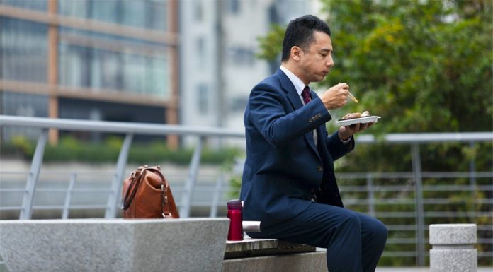 “มนุษย์เงินเดือน” ในญี่ปุ่นเข้าสู่ภาวะ “รัดเข็มขัด” ลดค่าอาหารกลางวัน ลดการดื่ม และ พกขวดน้ำของตัวเอง