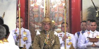 ทรงรับเครื่องเบญจราชกกุธภัณฑ์ เป็น “พระบาทสมเด็จพระเจ้าอยู่หัว” โดยสมบูรณ์