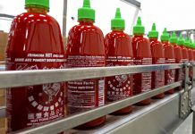 เผ็ดร้อนยิ่งกว่าซอสพริก! ผู้ผลิตซอสพริก Sriracha ในสหรัฐฯ แพ้คดีให้อดีตซัพพลายเออร์พริกชี้ฟ้า ต้องจ่ายเงินชดเชยกว่า 700 ล้านบาท