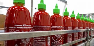 เผ็ดร้อนยิ่งกว่าซอสพริก! ผู้ผลิตซอสพริก Sriracha ในสหรัฐฯ แพ้คดีให้อดีตซัพพลายเออร์พริกชี้ฟ้า ต้องจ่ายเงินชดเชยกว่า 700 ล้านบาท