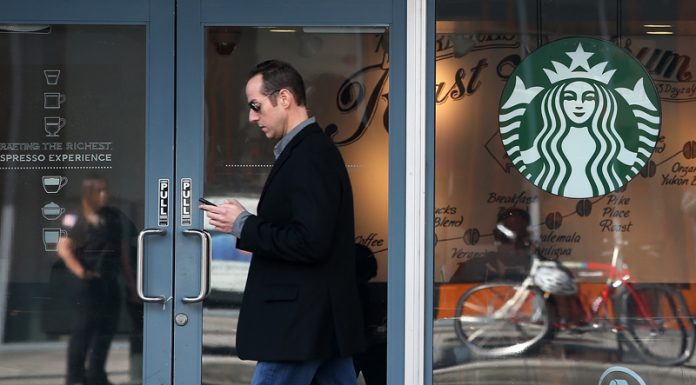หรือ “หนังสือพิมพ์” จะหมดมนต์เสน่ห์? Starbucks อเมริกาจะงดขายใน 8,600 สาขา ตั้งแต่เดือนกันยายนเป็นต้นไป