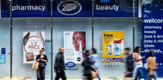 Boots ในอังกฤษ ทยอยงดถุงพลาสติกมาใส่ถุงกระดาษแทน แต่ “ขายนะ” ไม่ฟรี!