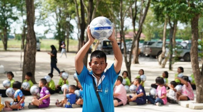 สตาร์ทปีที่ 3 “คิงเพาเวอร์” แจกลูกฟุตบอลทั่วไทย “ล้านลูก”หนุนเยาวชนฝึกทักษะสู่ระดับโลก