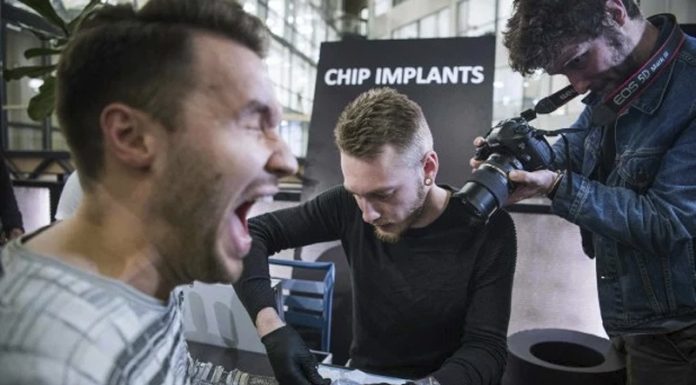 จ่ายง่ายทันใจกว่า! ชาวสวีเดน 4,000 รายลุยฝังชิปจิ๋วในมือแทนพกเงินสด-บัตรเครดิต