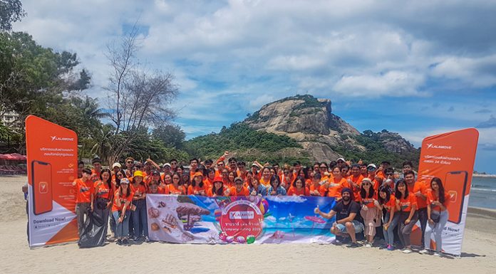 ลาล่ามูฟ นำทีมเก็บขยะชายหาดเพื่อประโยชน์สิ่งแวดล้อม