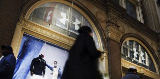 ‘Under Armour’ ประเดิม Q1 ขาดทุน 589 ล้านเหรียญ เตรียมเลย์ออฟพนักงานเพื่อลดค่าใช้จ่าย