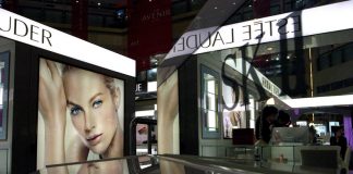 เทรนด์วัยรุ่นแต่งหน้าน้อยลง ทำเอา Estee Lauder กระทบหนัก