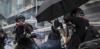 จีนเริ่มแบนสินค้า “เสื้อดำ หน้ากาก ร่ม” ที่ส่งออกไปยังฮ่องกง