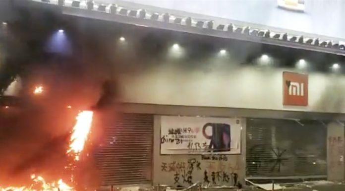 ประท้วงฮ่องกงบานปลาย บุกเผาร้านค้าแบรนด์จีน “เสี่ยวหมี่” ย่านมงก๊ก