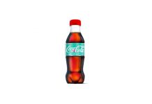 ครั้งแรกของโลก! Coca-Cola โชว์ขวดใหม่สุดกรีน รีไซเคิลจากขยะพลาสติกทางทะเล 25%