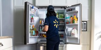 แค่เดลิเวอรี่ถึงบ้านยังน้อยไป Walmart เปิดบริการให้พนักงานไปเติมสินค้าในตู้เย็นให้เลย!