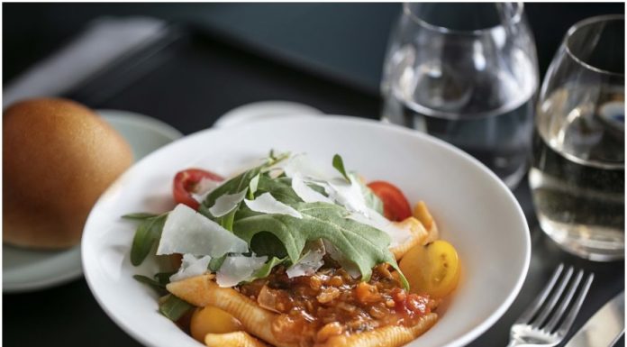 Plant-based Meat ลอยฟ้า! คาเธ่ย์ แปซิฟิค เริ่มเสิร์ฟเมนู OmniPork บนเที่ยวบิน