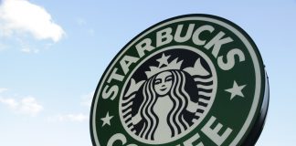 Starbucks งานเข้า ถูกผู้ประท้วงฮ่องกงโจมตี หลังลูกสาวแฟรนไชส์ปกป้องตำรวจ