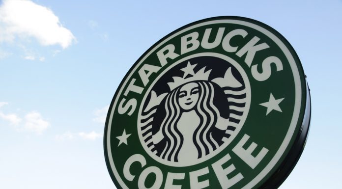 Starbucks งานเข้า ถูกผู้ประท้วงฮ่องกงโจมตี หลังลูกสาวแฟรนไชส์ปกป้องตำรวจ