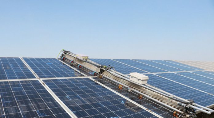 นักวิจัยมหาวิทยาลัยเทคโนโลยีพระจอมเกล้าธนบุรีและมหาวิทยาลัยเทคโนโลยีพระจอมเกล้าพระนครเหนือโชว์ฝีมือสร้างหุ่นยนต์ทำความสะอาดแผงโซลาร์เซลล์ ชี้ต้นทุนต่ำ