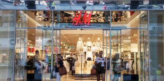 ปรับรับลูกค้าเปลี่ยน “ช้อปเสื้อผ้าออนไลน์” มาเเรง H&M ตัดสินใจปิดสาขา 250 แห่งทั่วโลก