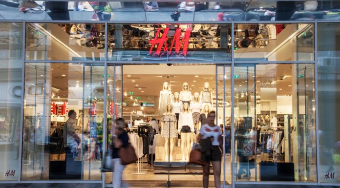 ปรับรับลูกค้าเปลี่ยน “ช้อปเสื้อผ้าออนไลน์” มาเเรง H&M ตัดสินใจปิดสาขา 250 แห่งทั่วโลก