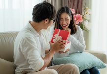 วาเลนไทน์ Gen X จ่ายหนักสุด! 51% ซื้อของออนไลน์ให้คนรัก “เสื้อผ้า” มาแรงกว่าดอกไม้