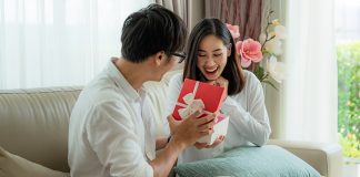 วาเลนไทน์ Gen X จ่ายหนักสุด! 51% ซื้อของออนไลน์ให้คนรัก “เสื้อผ้า” มาแรงกว่าดอกไม้