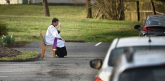 ในยามที่โบสถ์ปิดเพราะ COVID-19 บาทหลวงปิ๊งไอเดียให้ “สารภาพบาป” เเบบ drive-thru