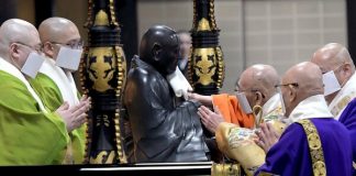 สายมูก็มา! วัดในเมืองเกียวโต ประเทศญี่ปุ่นแจก “หน้ากากลงยันต์กันโควิด”