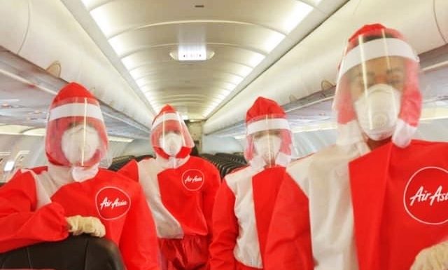 AirAsia เปลี่ยน “ยูนิฟอร์มใหม่” ดีไซน์ “ชุดกันไวรัส” เเบบพิเศษให้ลูกเรือบินช่วง COVID-19