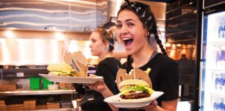 โกลาหล! นิวซีแลนด์ “คลายล็อกดาวน์” วันแรก คนต่อแถวร้านฟาสต์ฟู้ดยาวเหยียด