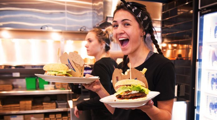 โกลาหล! นิวซีแลนด์ “คลายล็อกดาวน์” วันแรก คนต่อแถวร้านฟาสต์ฟู้ดยาวเหยียด