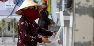 นักธุรกิจ-ผู้บริจาคในเวียดนามตั้ง “ตู้ ATM แจกข้าว” ช่วยคนตกงานจากผลกระทบ COVID-19