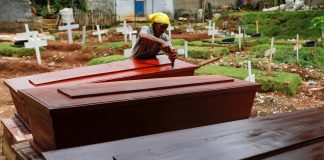 ธุรกิจ “โลงศพ” ในอินโดฯ ยอดซื้อพุ่ง เกิดข้อสงสัยถึงตัวเลขผู้เสียชีวิต COVID-19 ที่เเท้จริง ?