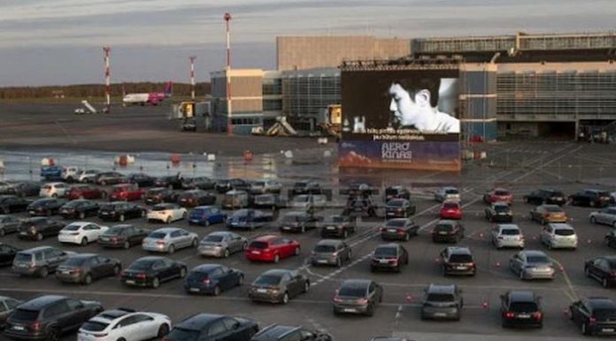 โรงหนังปิด-เครื่องบินหยุด “ลิทัวเนีย” ปิ๊งไอเดีย จัดฉายหนัง Drive-in ในรันเวย์สนามบิน