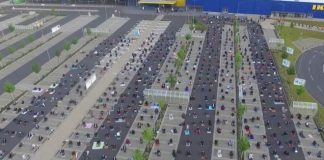 การละหมาดเเบบ New Normal ชาวมุสลิมร่วมพิธีกลางลานจอดรถห้าง IKEA ในเยอรมนี