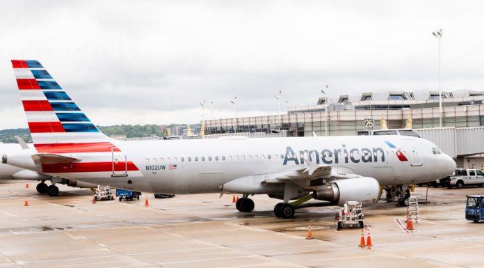 ยื้อไม่ไหว! 2 สายการบินสัญชาติ ‘อเมริกา’ เตรียมปลดพนักงานรวม 3.2 หมื่นตำแหน่ง american airlines