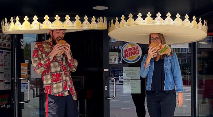 กินอย่างห่างๆ! Burger King เยอรมนี ออกไอเดียเก๋ แถม “หมวกยักษ์” ช่วยเว้นระยะทางสังคม