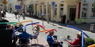 เก๋ ๆ ร้านกาแฟในเยอรมนี แจก ‘หมวกวัดระยะ’ เพื่อรักษามาตรการ social distancing