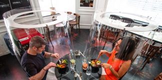 ดีไซเนอร์ฝรั่งเศส ผุดโคมใสไซส์ใหญ่ Plex’Eat ใช้ดินเนอร์ในร้านอาหารป้องกัน COVID-19