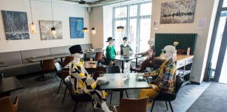 “ลิทัวเนีย” เปลี่ยนคาเฟ่เป็นแคตวอล์ก! ตั้งหุ่นโชว์เสื้อผ้า แถมเป็นเพื่อนนั่งได้ด้วย