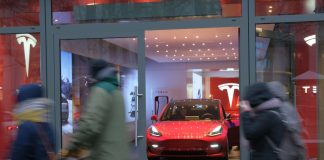 Tesla 3 ขึ้นท็อปรถขายดีในอังกฤษ ช่วง COVID-19 ระบาด ครั้งแรกที่รถยนต์ไฟฟ้าขายดีสุด!