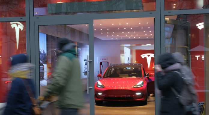 Tesla 3 ขึ้นท็อปรถขายดีในอังกฤษ ช่วง COVID-19 ระบาด ครั้งแรกที่รถยนต์ไฟฟ้าขายดีสุด!