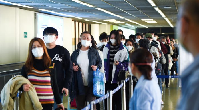 ไม่เข็ด! คนอเมริกันแห่เดินทางช่วงวันหยุดกว่าล้านราย แม้สาธารณสุขจะขอให้อยู่บ้านก็ตาม